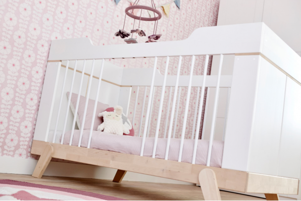 Babybett von Lifetime in weiß mit Absetzung in Birke natur
